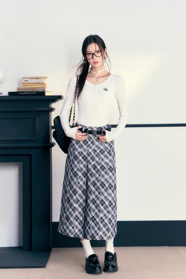 Classic Black and White Plaid Midi Skirt: A-Line Pleated Tartan Check Pattern with High Waist